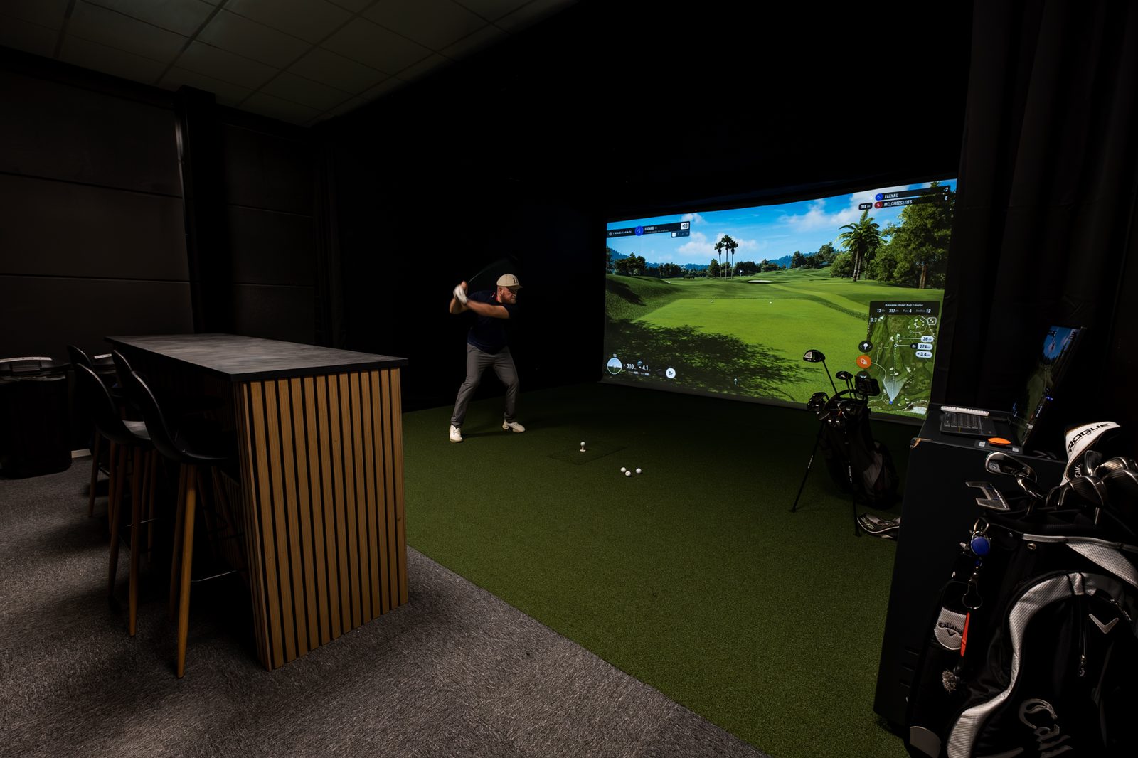 Golfspiller i FADE golfsimulator på Krøgenes i Arendal med Trackman