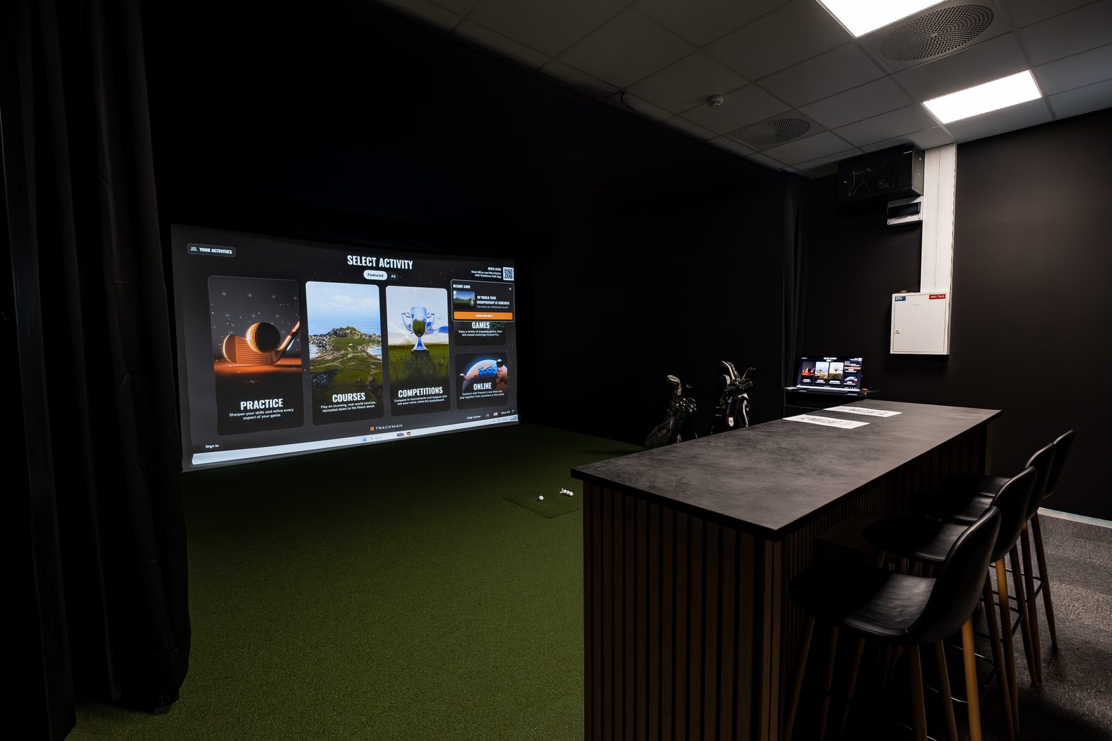 FADE golfsimulator Krøgenes – Trackman 4 boks med bar og treverk